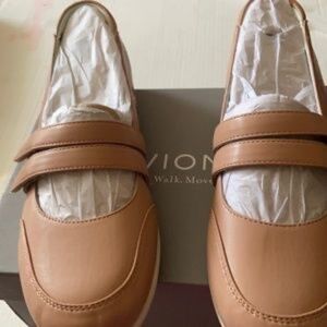 Vionic 10W dress shoes New in Box